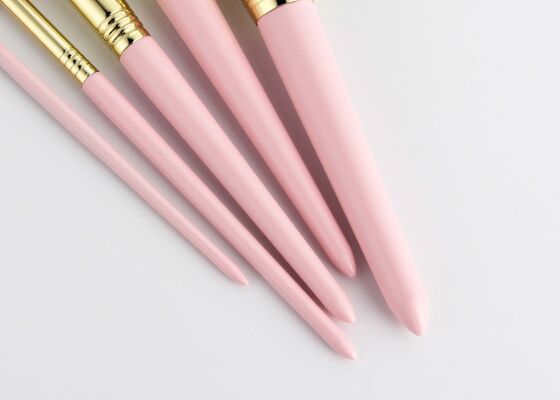 Скошенная кисть для тональной основы Vonira Beauty с веганским синтетическим ворсом Taklon, не тестируется на животных, и перерабатываемой деревянной ручкой из березы