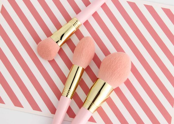 Скошенная кисть для тональной основы Vonira Beauty с веганским синтетическим ворсом Taklon, не тестируется на животных, и перерабатываемой деревянной ручкой из березы