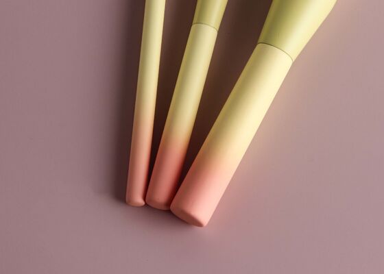 Кисть для хайлайтера Vonira Beauty Luxury Precision с деревянной ручкой градиентного цвета